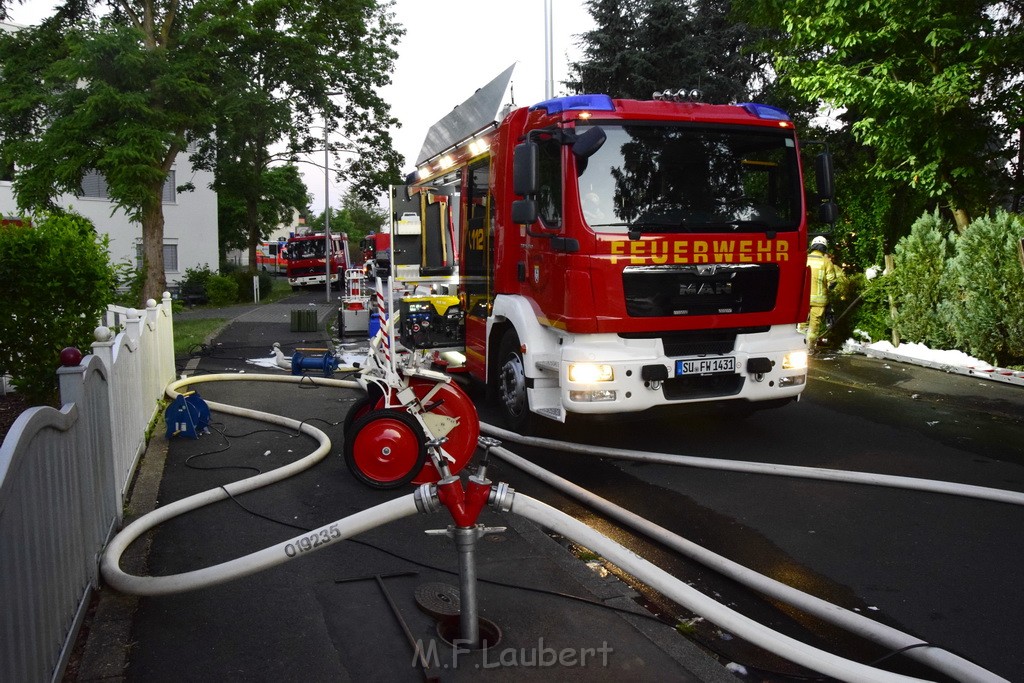 Grossfeuer Einfamilienhaus Siegburg Muehlengrabenstr P0777.JPG - Miklos Laubert